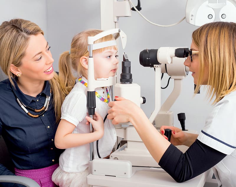 Осмотр детского офтальмолога